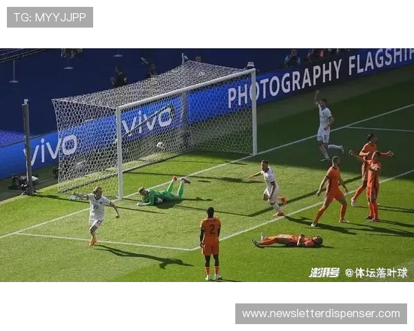 戴维斯边路表现稳健,积极影响当今足球战术的发展趋势分析 戴维斯边路表现稳健,积极影响当今足球战术的发展趋势分析